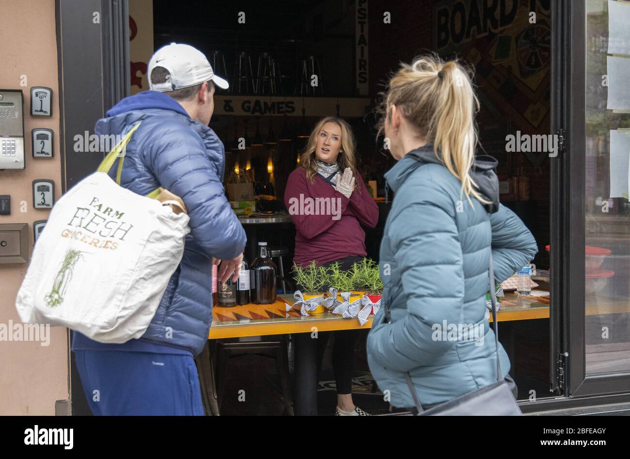 Washington, Usa. April 2020. Lara Deiily, Managerin des Vorstandsraums, spricht am Freitag, den 17. April 2020, mit den Anwohnern im nördlichen Dupont Circle in Washington, DC. Viele Restaurants und Bars in DC haben geschlossen, während andere kreative Wege finden, während der Covid-19-Shutdown im Geschäft zu bleiben. Je nachdem, wie lange die Abschaltung dauern wird, sagen einige, dass 30 % bis 50 % der Restaurants und Bars in DC nicht wieder geöffnet werden können. Foto von Pat Benic/UPI Quelle: UPI/Alamy Live News Stockfoto