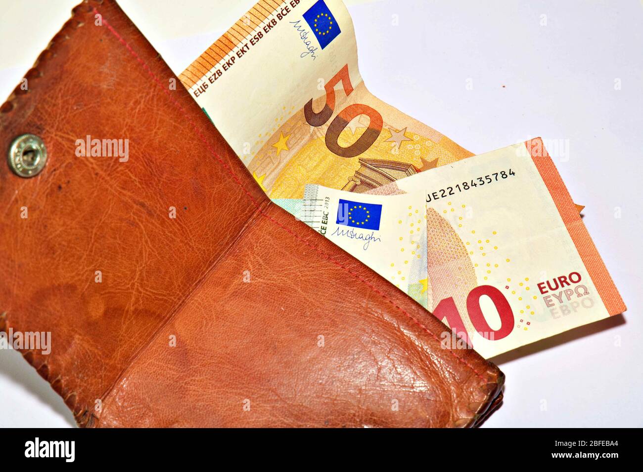 Samstag, 18. April 2020: Lodz Polen. 5 Euro, 10 Euro, 50 Euro, in Brieftasche auf weißem Hintergrund Stockfoto