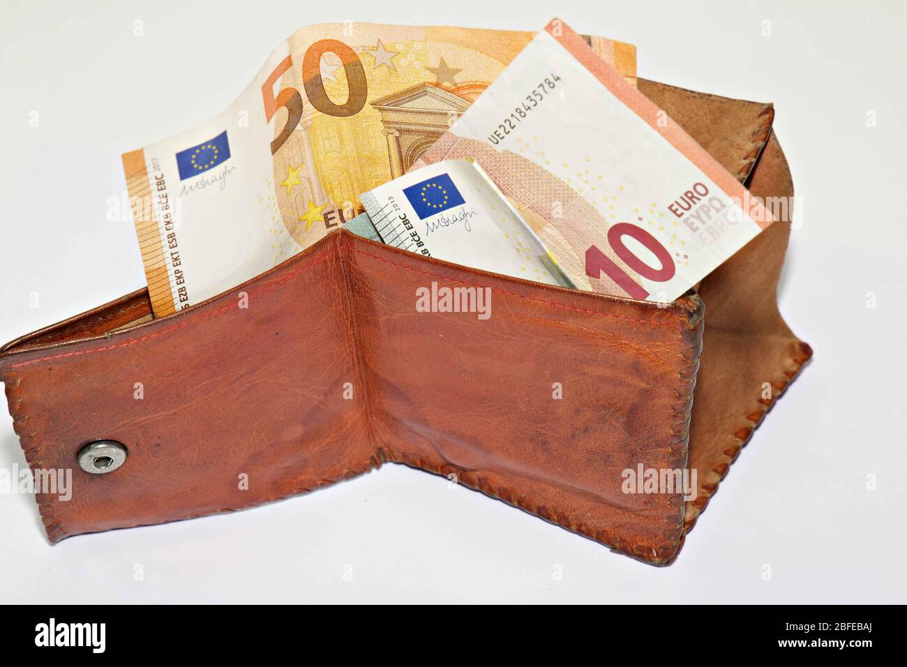 Samstag, 18. April 2020: Lodz Polen. 5 Euro, 10 Euro, 50 Euro, in Brieftasche auf weißem Hintergrund Stockfoto