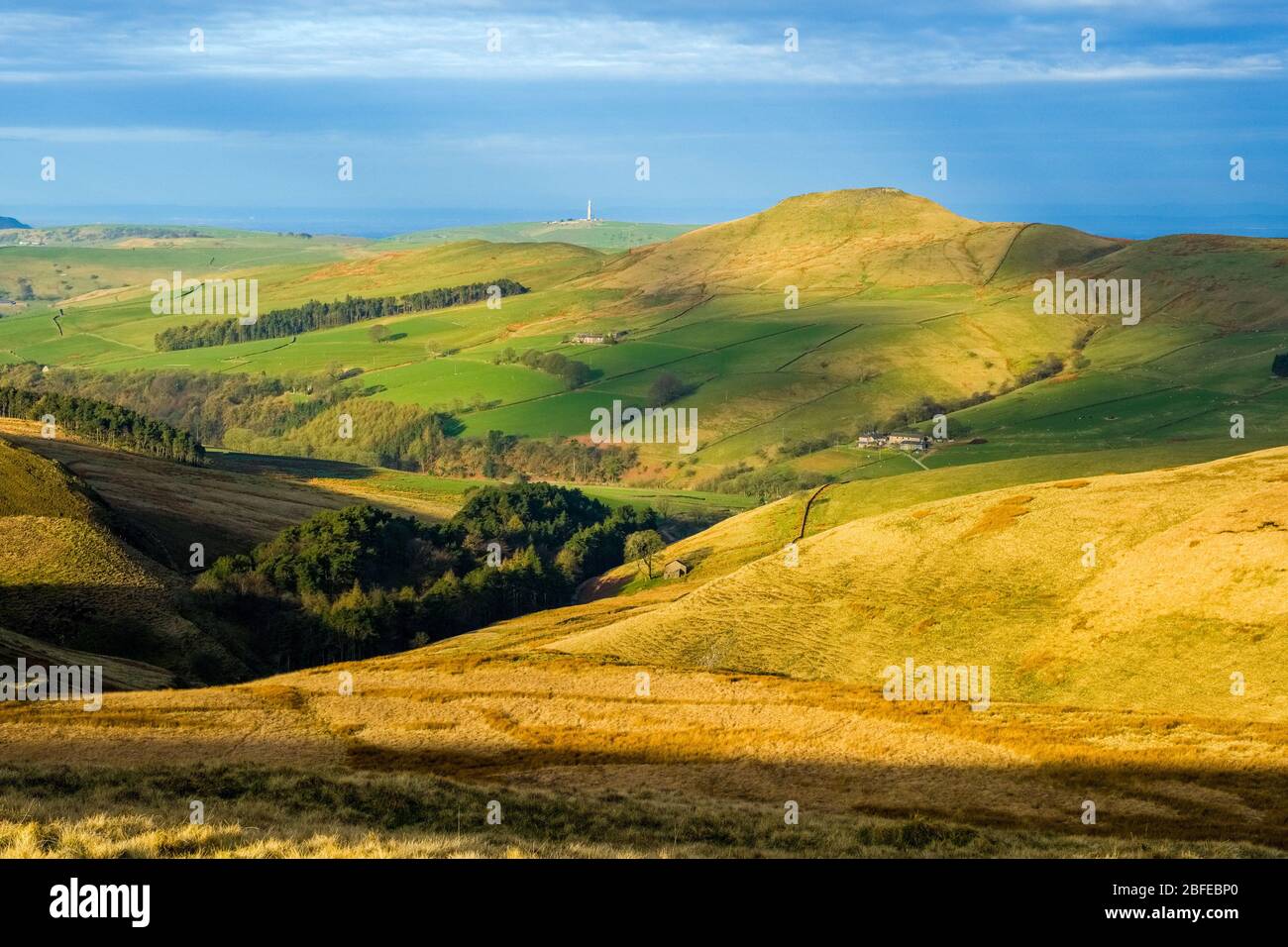 Shutlingsloe im Cheshire Peak District im frühen Morgenlicht, von AX Edge aus gesehen Stockfoto