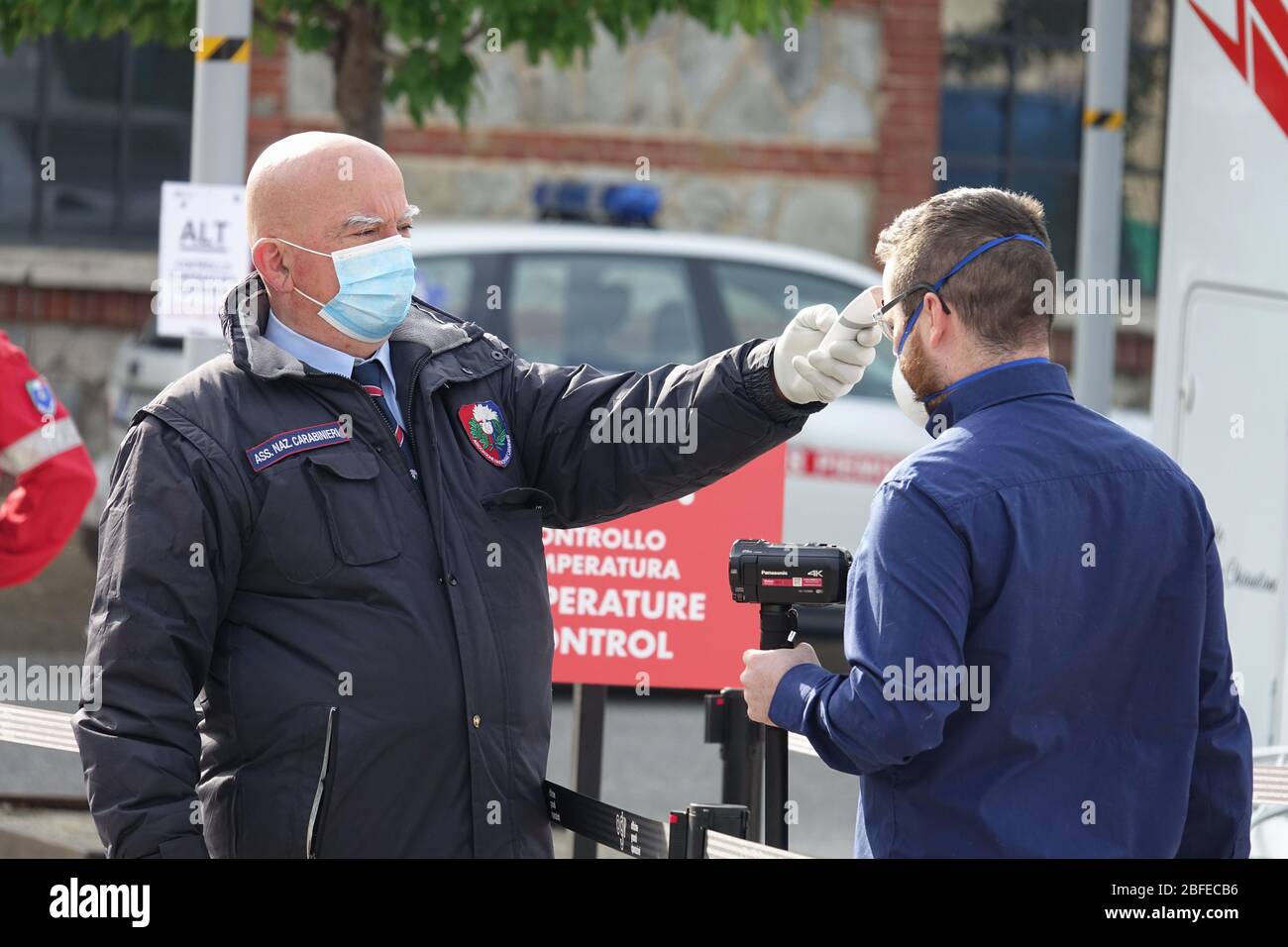 Die Kontrollstelle für die Körpertemperatur am Eingang des Krankenhausgebäudes. Turin, Italien - April 2020 Stockfoto