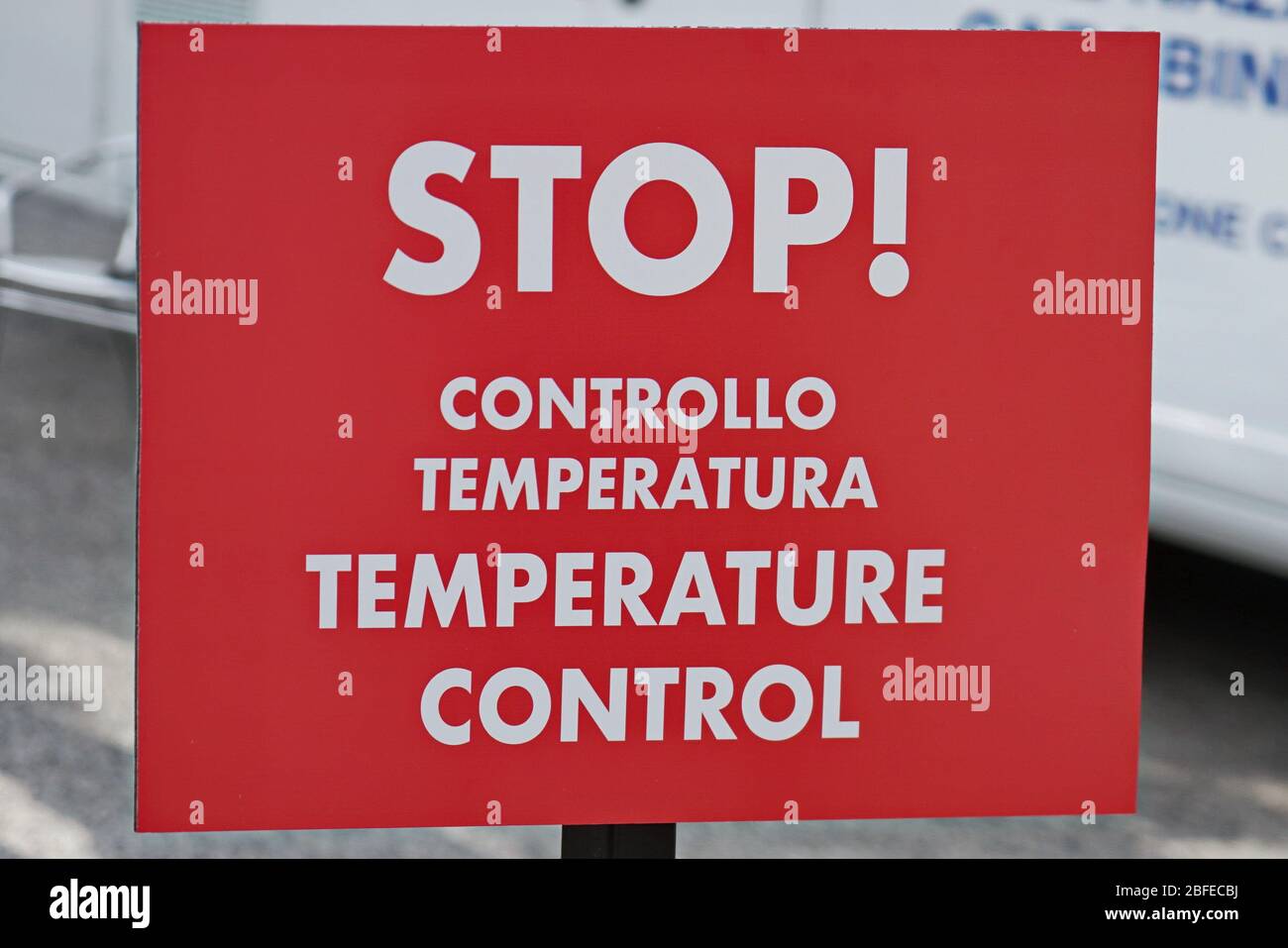Am Kontrollpunkt für die Temperaturregelung am Eingang des Krankenhausgebäudes unterschreiben. Turin, Italien - April 2020 Stockfoto