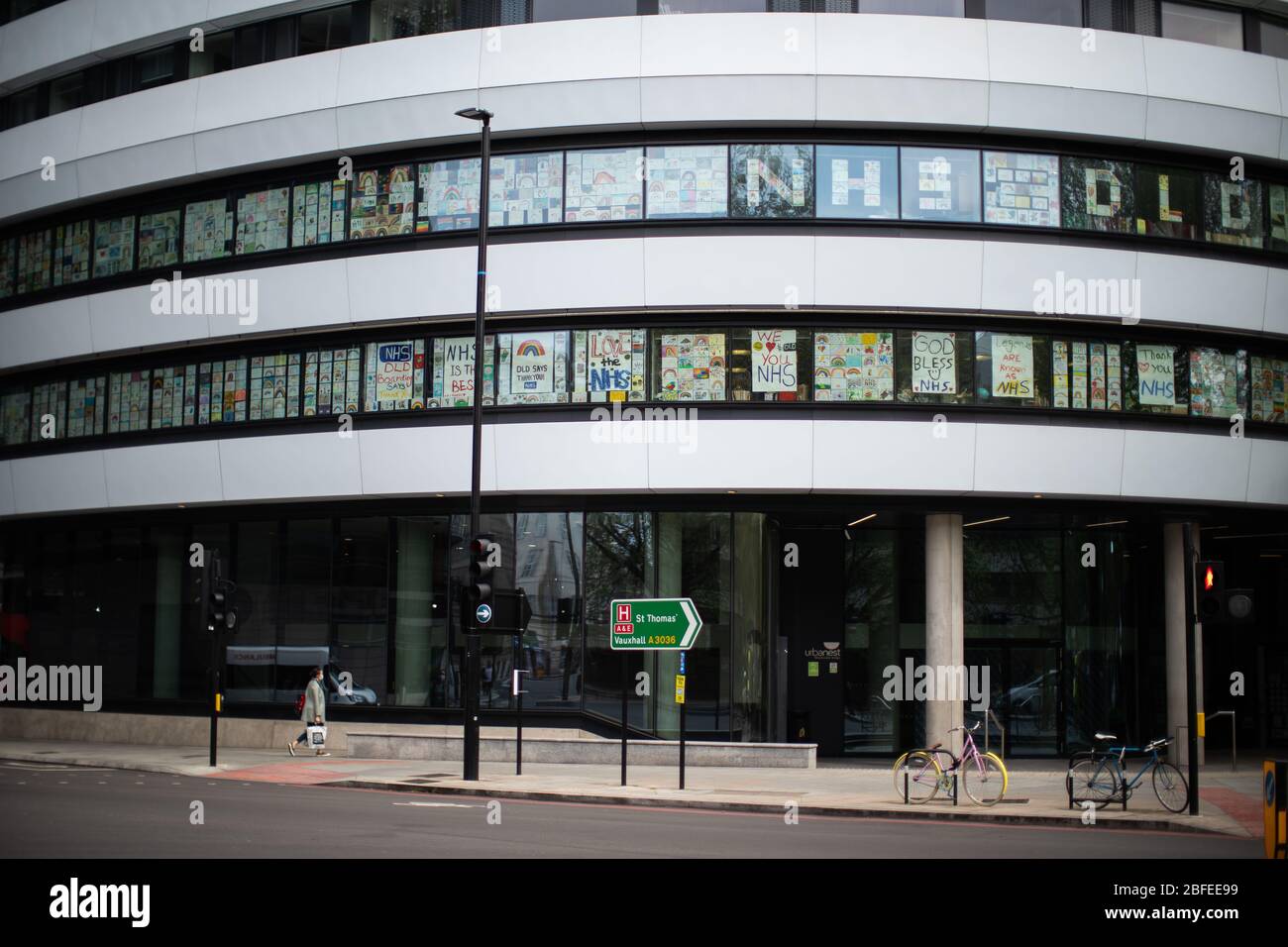 Regenbogenzeichnungen im Fenster des DLD College, London, während Großbritannien weiterhin in der Sperrungen ist, um die Ausbreitung des Coronavirus einzudämmen. Stockfoto