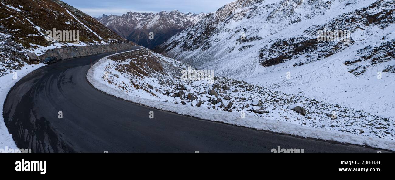 Panorama einer kurvenreichen Straße mit verschneiten Landschaften im ötztal in österreich Stockfoto