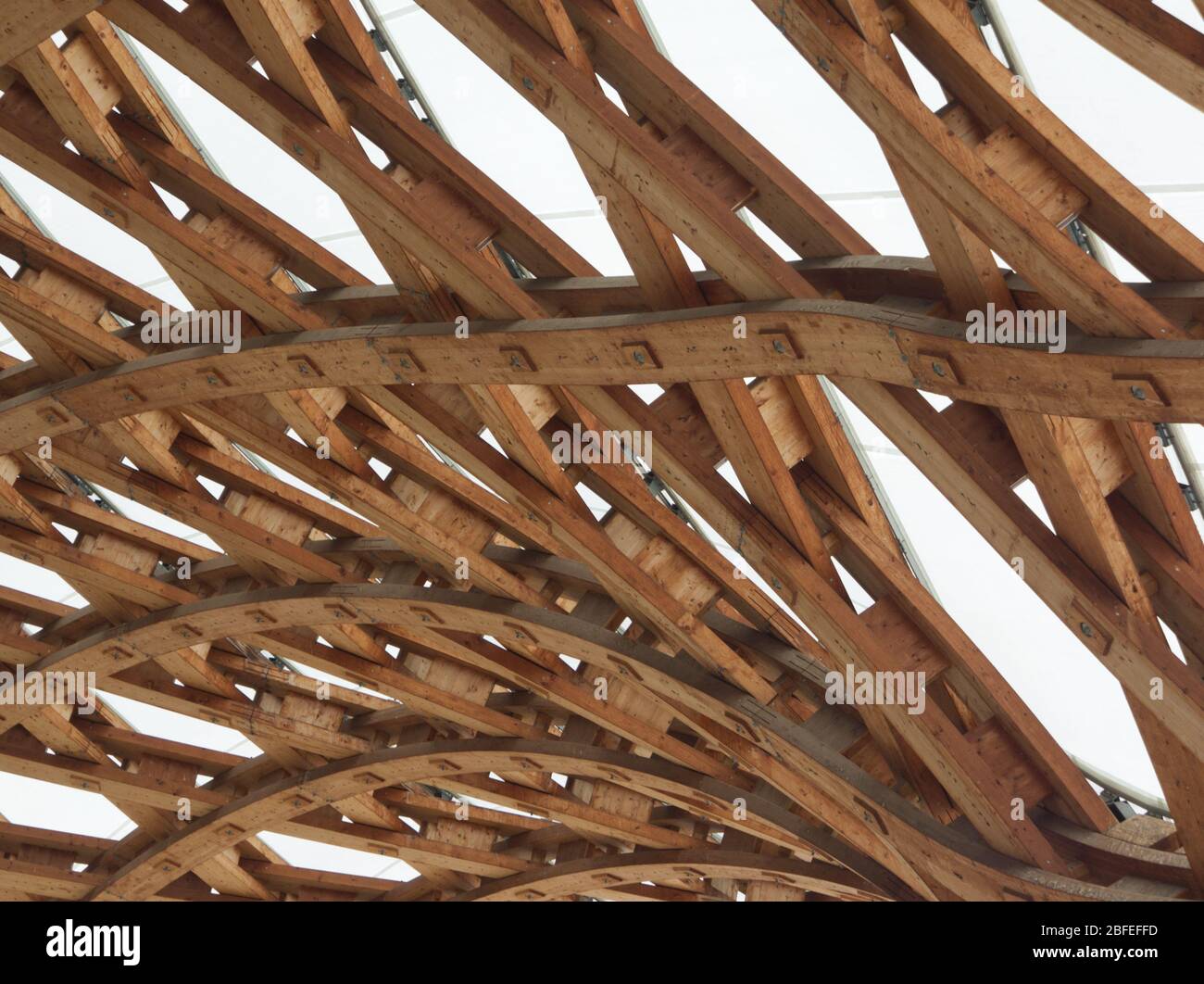 Eine komplexe Holzstruktur, eine schöne Ruhe der Technik mit nicht konventionellen Rahmenform Stockfoto