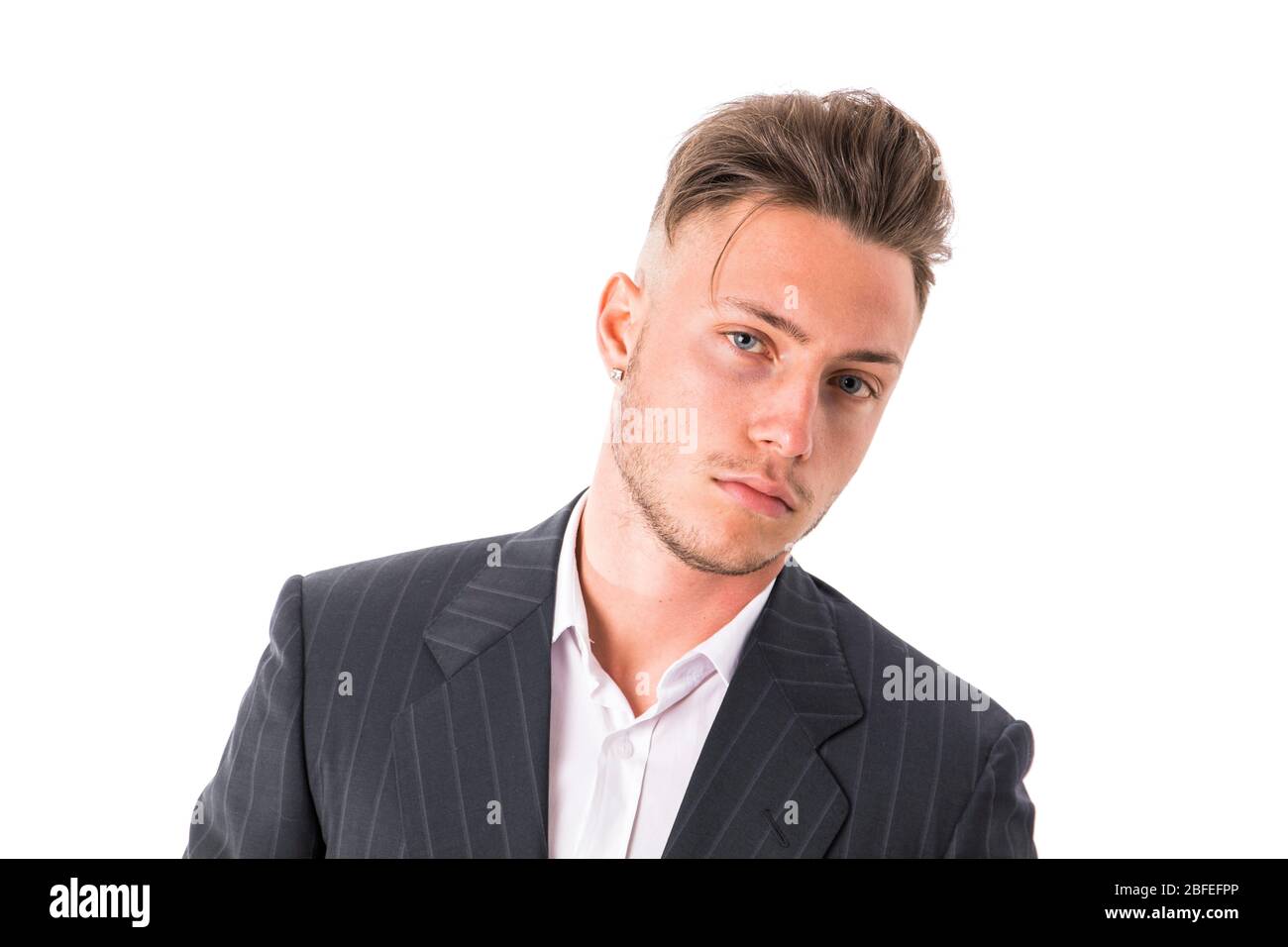 Elegante junge Mann mit Anzug im Studio Stockfoto