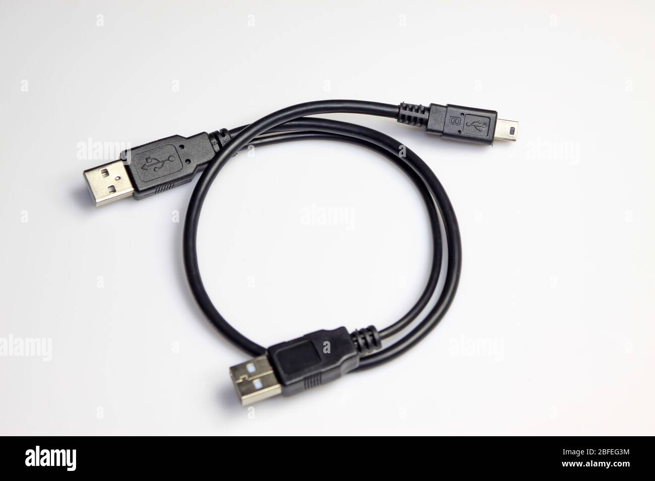 usb-Netzkabel auf weißem Hintergrund, häufig verwendete elektronische Geräte, zwischen dem Computer und mobilen Festplatten verwendet, sehr klein und praktisch Stockfoto