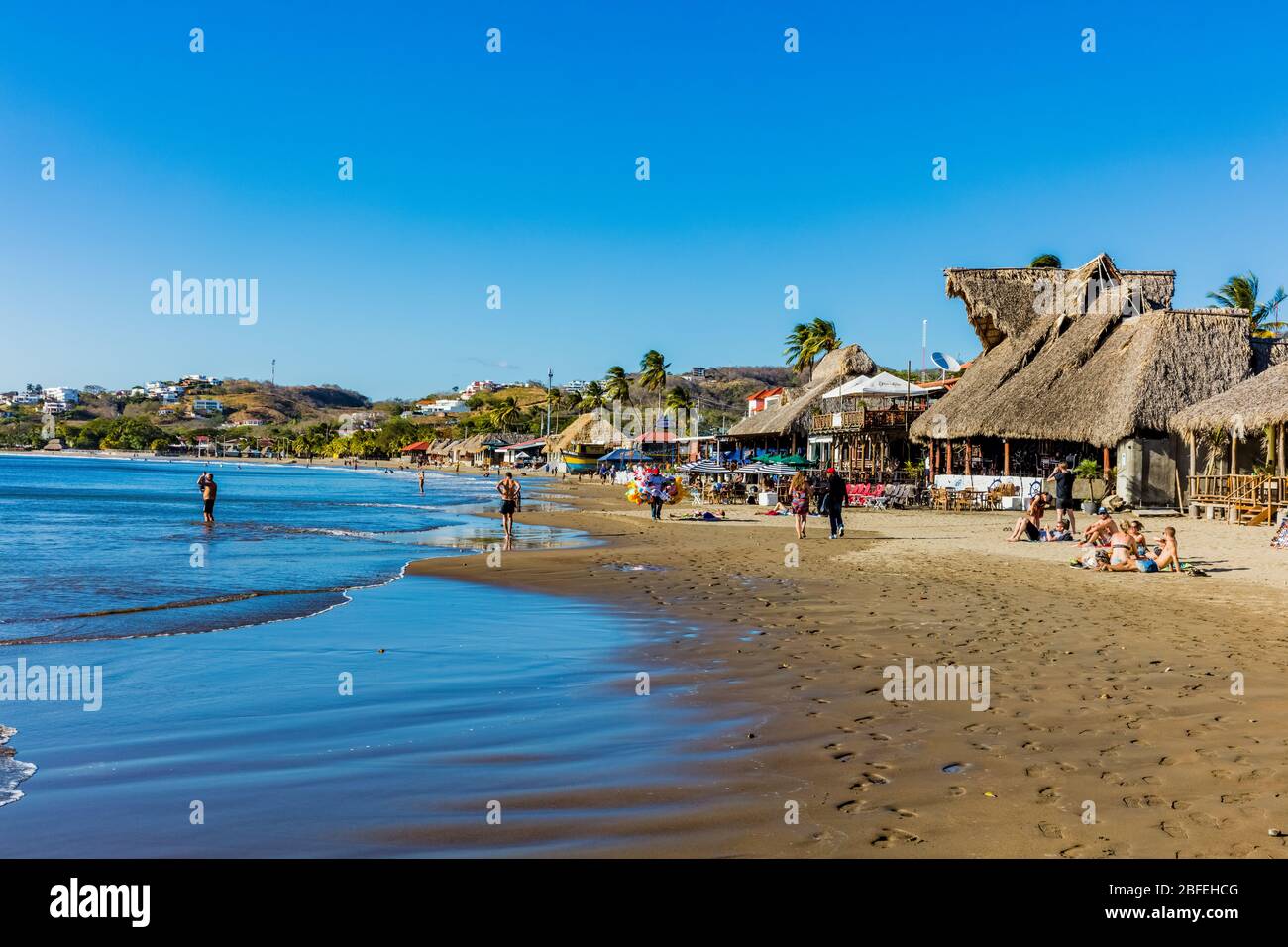 San Juan del Sur , Nicaragua - 04. März 2018 :Touristen und Restaurants am Strand in Rivas Stockfoto