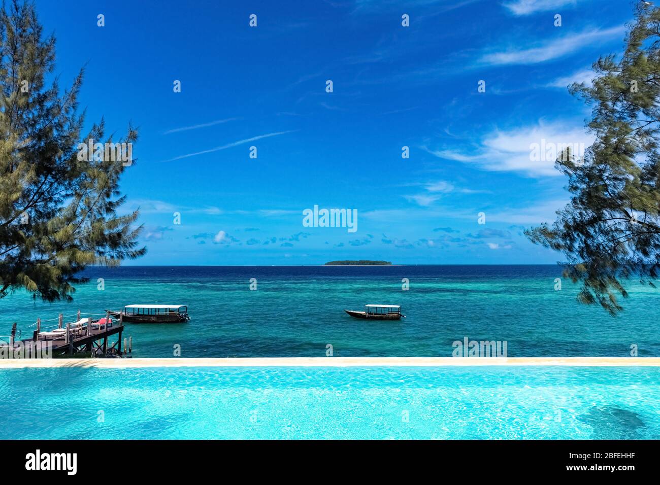 Infinity-Pool mit indischer Meerlandschaft in Unguja aka Sansibar Island Tansania Ostafrika Stockfoto