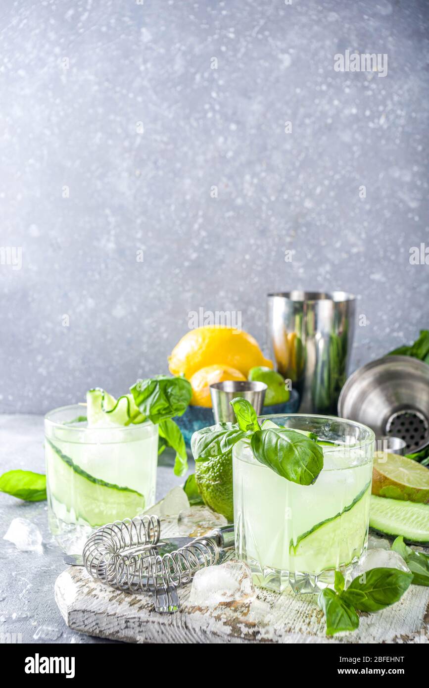 Gurkenbasil Smash Gin und Wodka Alkohol Cocktail. Sommermocktail mit