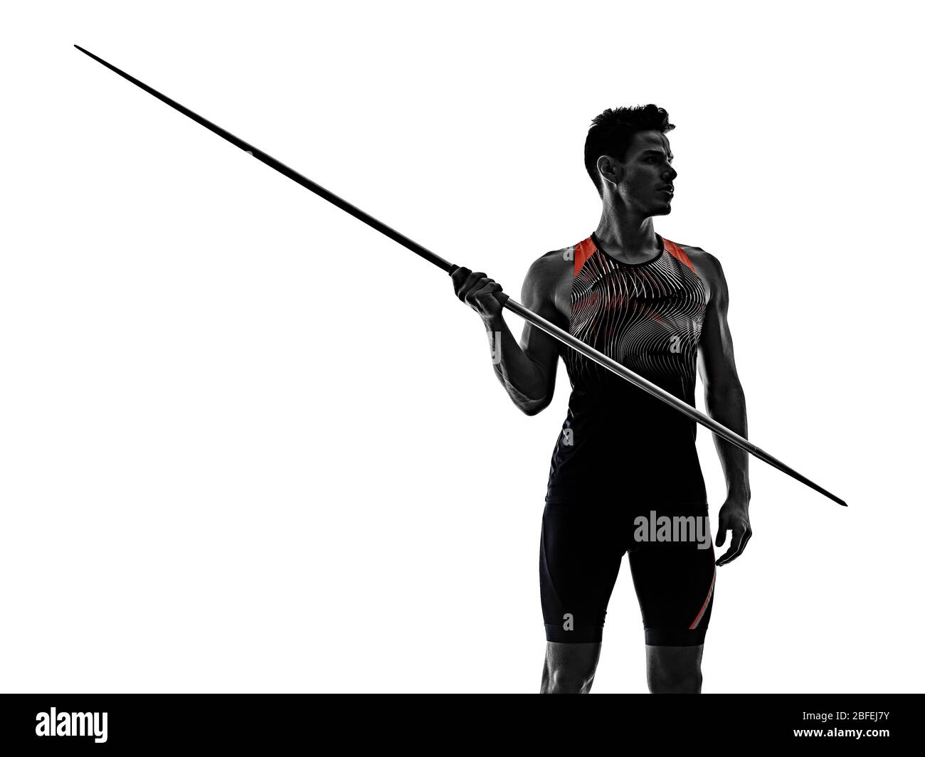 Ein junger kaukasischer Athlet, der in der Leichtathletik Javelins im Studio praktiziert, isoliert auf weißem Hintergrund Stockfoto
