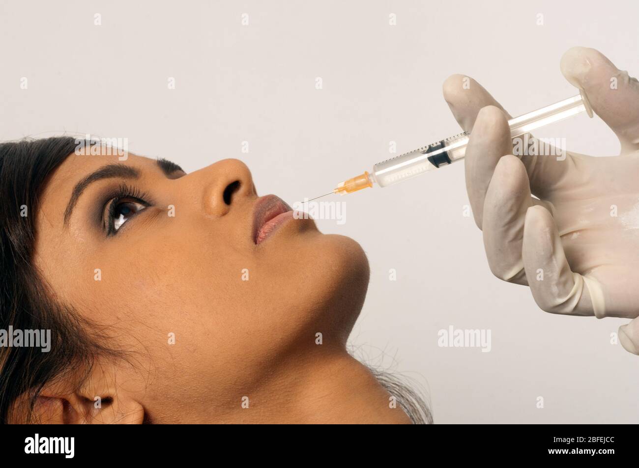 Arzt injiziert Kollagen in die Lippe einer jungen Frau (Medicimage) (Model Released) Stockfoto