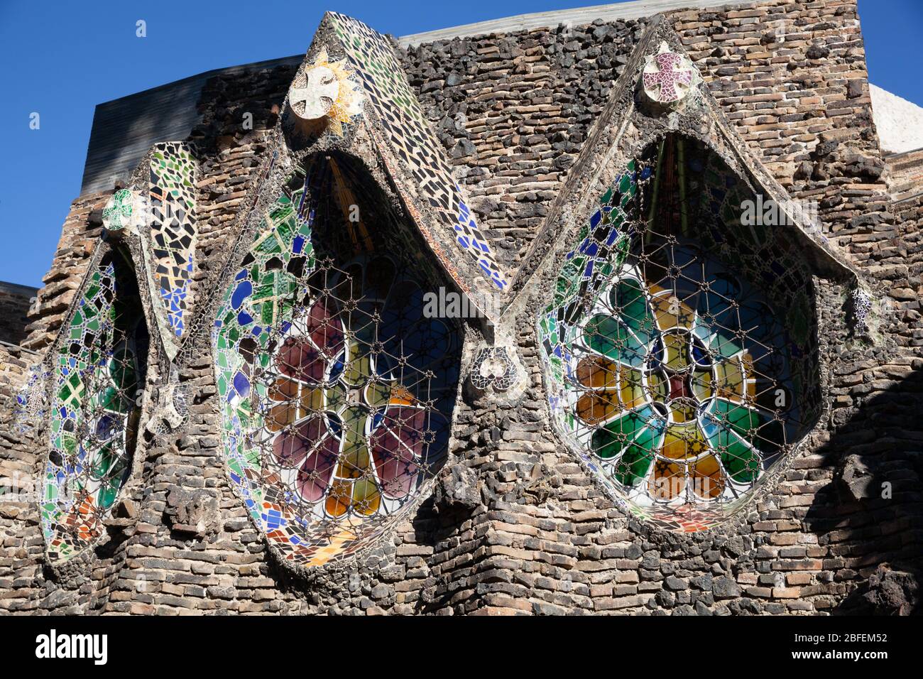 Santa Coloma de Cervello, Spanien - 15. Januar 2019: Kirche von Colonia Güell Stockfoto