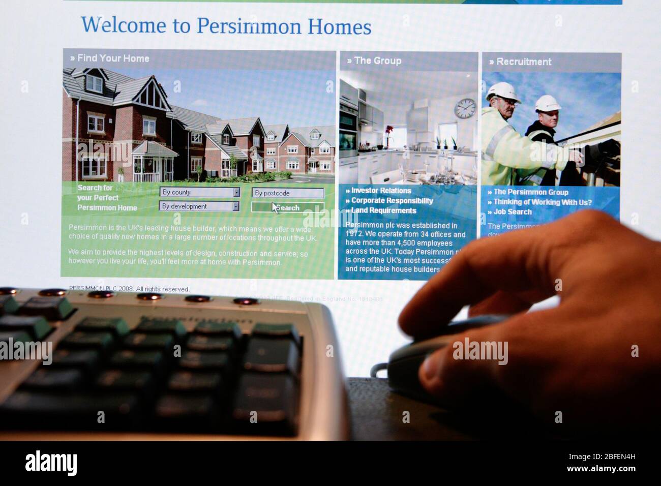 Ein Mann der Persimmon Homes Website surft. Stockfoto