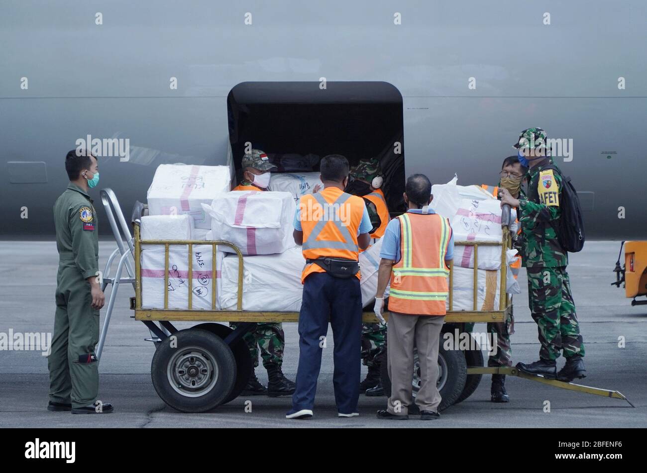 (200418) -- NORDSUMATERA, 18. April 2020 (Xinhua) -- Offiziere der indonesischen Luftwaffe entladen Pakete mit Schutzanzügen, die von einem Flugzeug auf der Soewondo Air Forces Base in Medan Nord-Sumatra, Indonesien, am 18. April 2020 an Sanitäter verteilt werden sollen. Die indonesische Regierung hat am Samstag 325 neue bestätigte Fälle von COVID-19 bekannt gegeben, wodurch die Gesamtzahl der Infektionen im Archipel auf 6,248 angesetzt wurde. Auf einer Pressekonferenz sagte der Regierungssprecher für die COVID-19-Angelegenheiten Achmad Yurianto, dass es auch 15 neue Todesfälle gebe, was die Gesamtzahl der Todesfälle auf 535 t belaufen Stockfoto