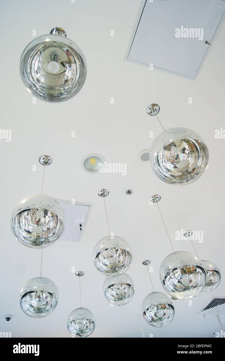 Das Innenraumdesign eines riesigen Ladens ist die ursprüngliche Form von transparenten runden Glaskugellampen in silberfarbener Farbe. Glanz, surreal, Märchen, Stockfoto