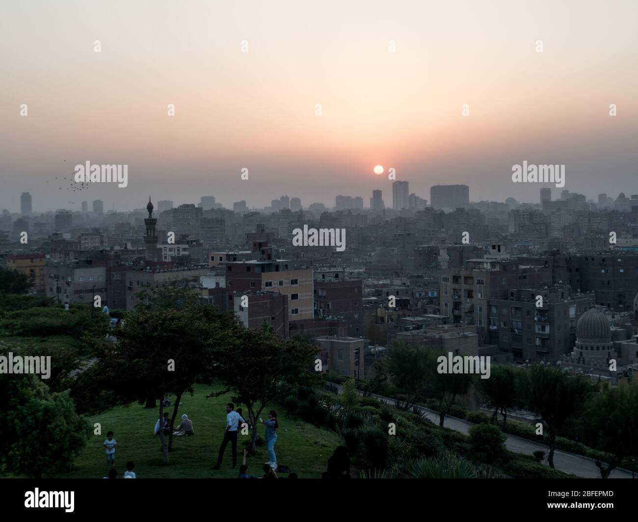 Al Azhar Park, Kairo, Ägypten, Oktober 2019, Menschen kommen zusammen bei Sonnenuntergang Stockfoto