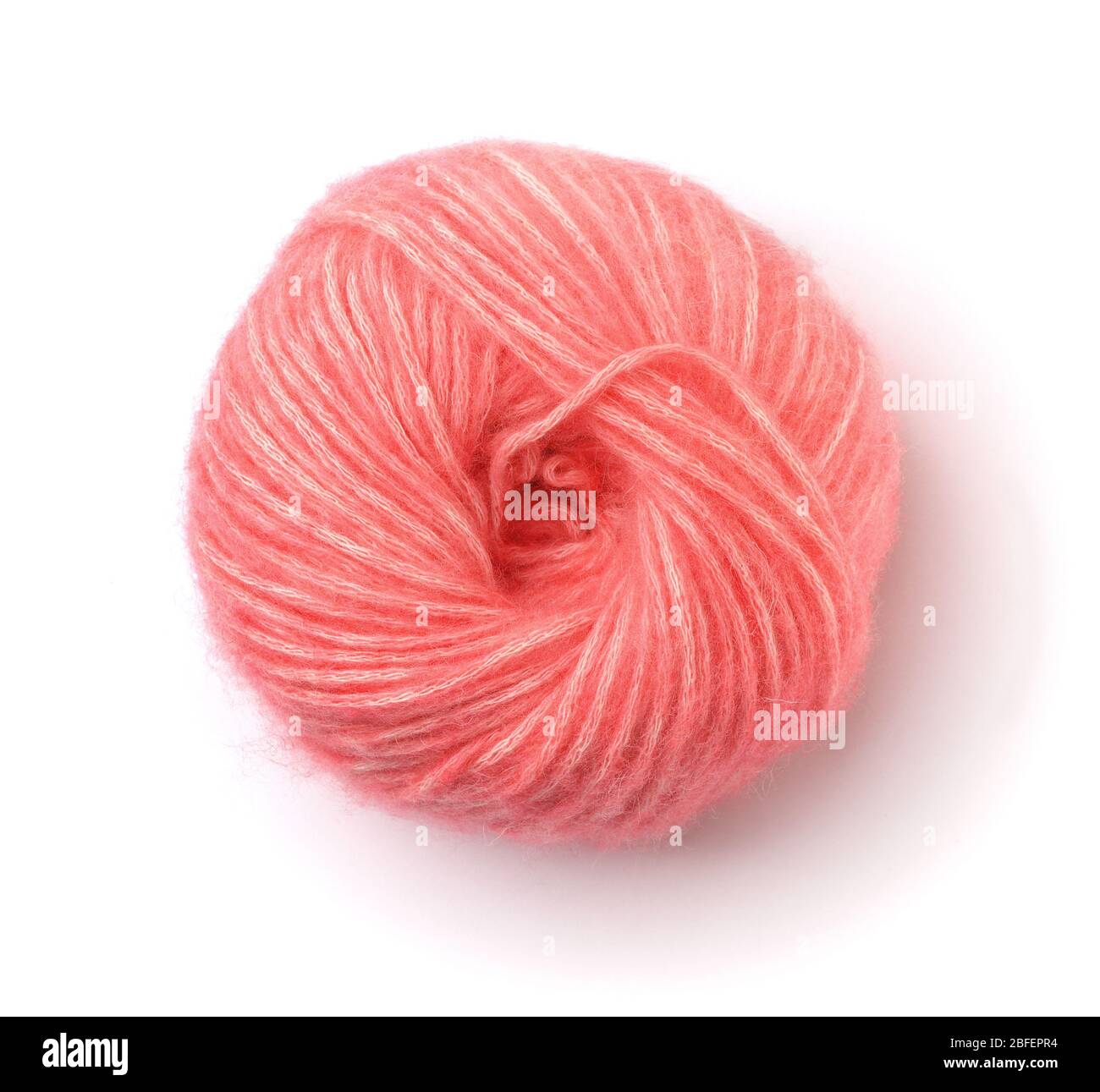 Draufsicht der flauschigen rosa Garnkugel isoliert auf weiß Stockfoto