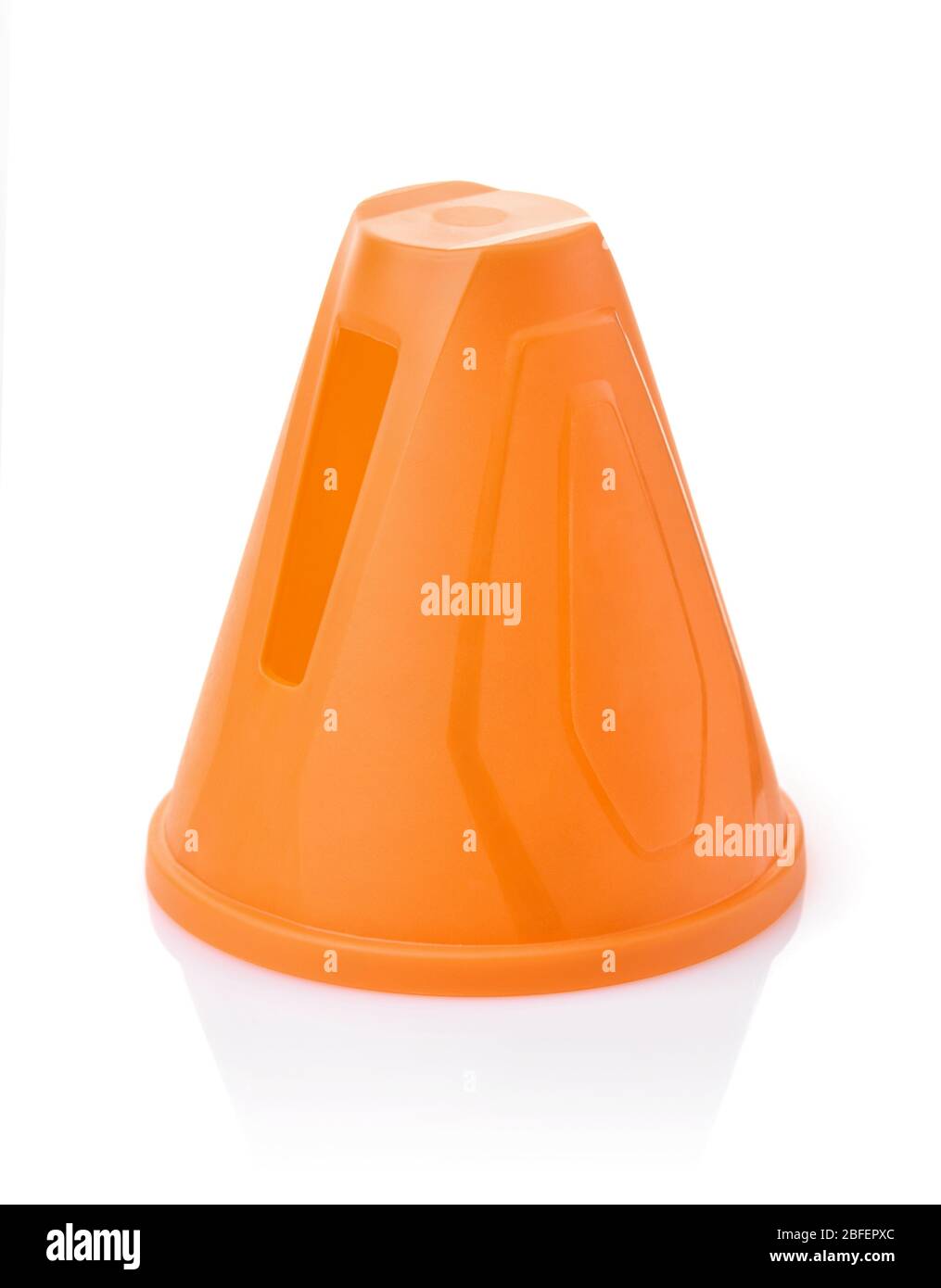 Kunststoff orange Slalom-Kegel isoliert auf weiß Stockfoto