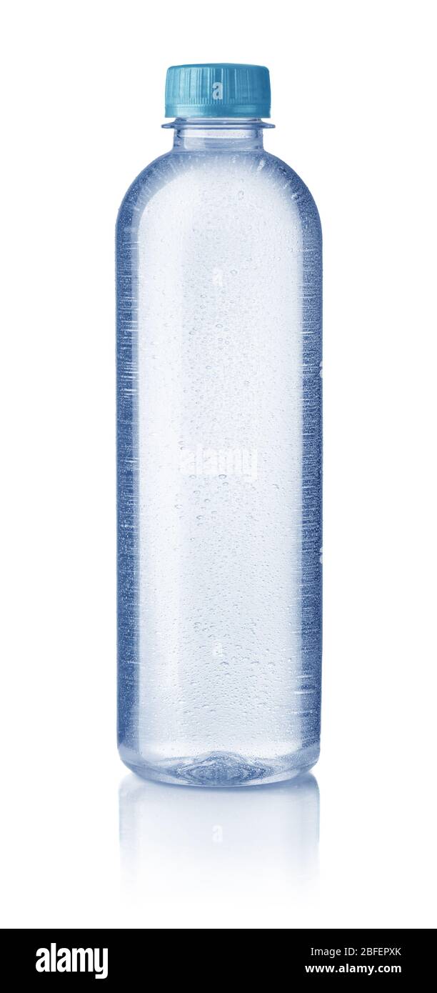 Blaue Plastikflasche mit Mineralwasser auf weiß isoliert Stockfoto