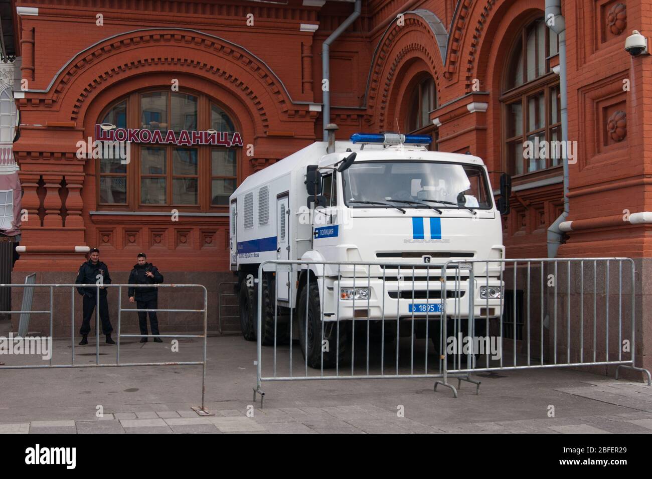 Moskau, Russland - August 2019. Auf dem Roten Platz, hinter dem Zaun, gibt es ein Polizeiauto, um Häftlinge und Polizisten zu transportieren. Die Inschrift o Stockfoto