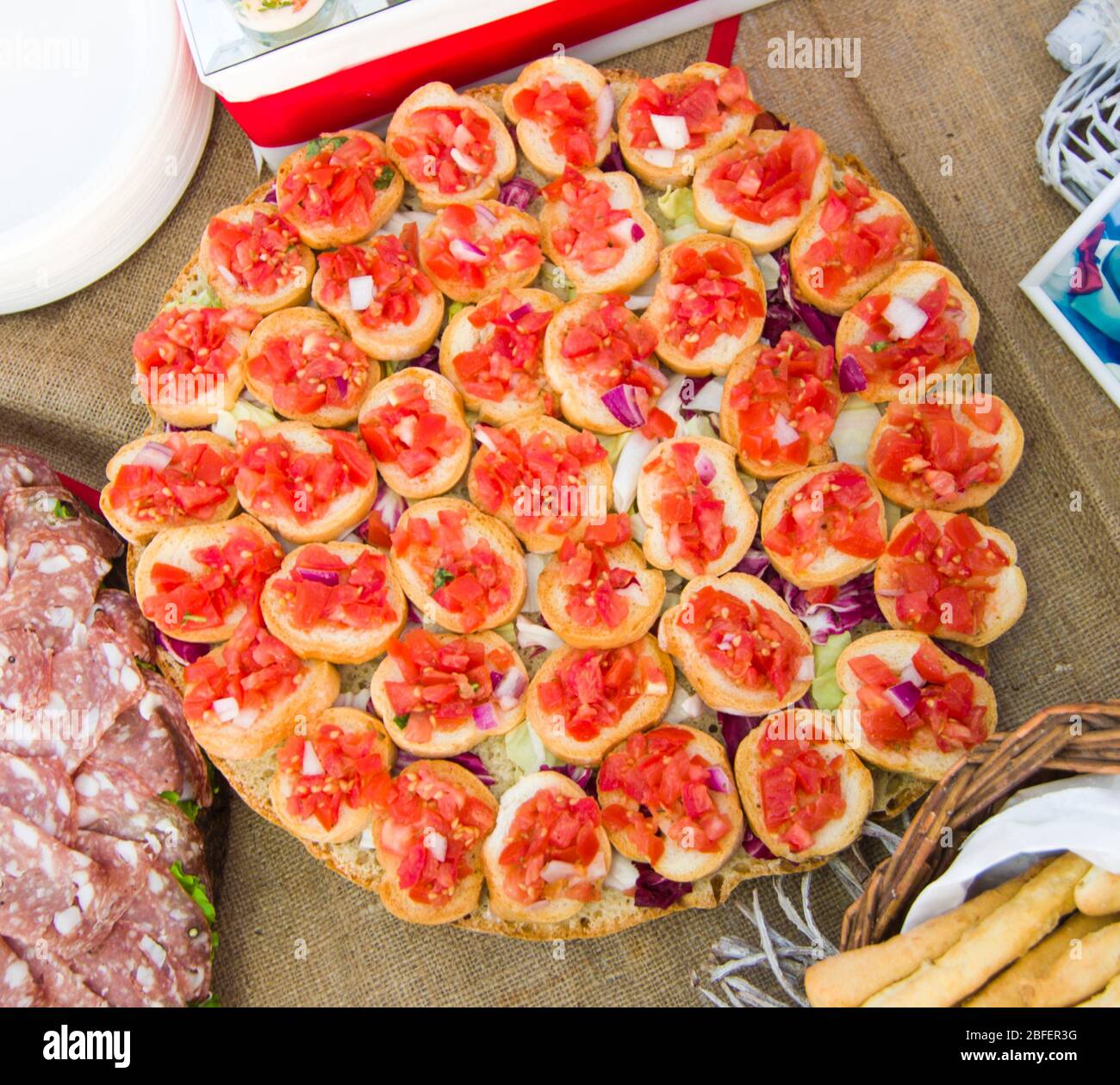 Gute und echte Scheiben Brot mit reifen und frischen Tomaten, Öl und Salz gekrönt. Stockfoto