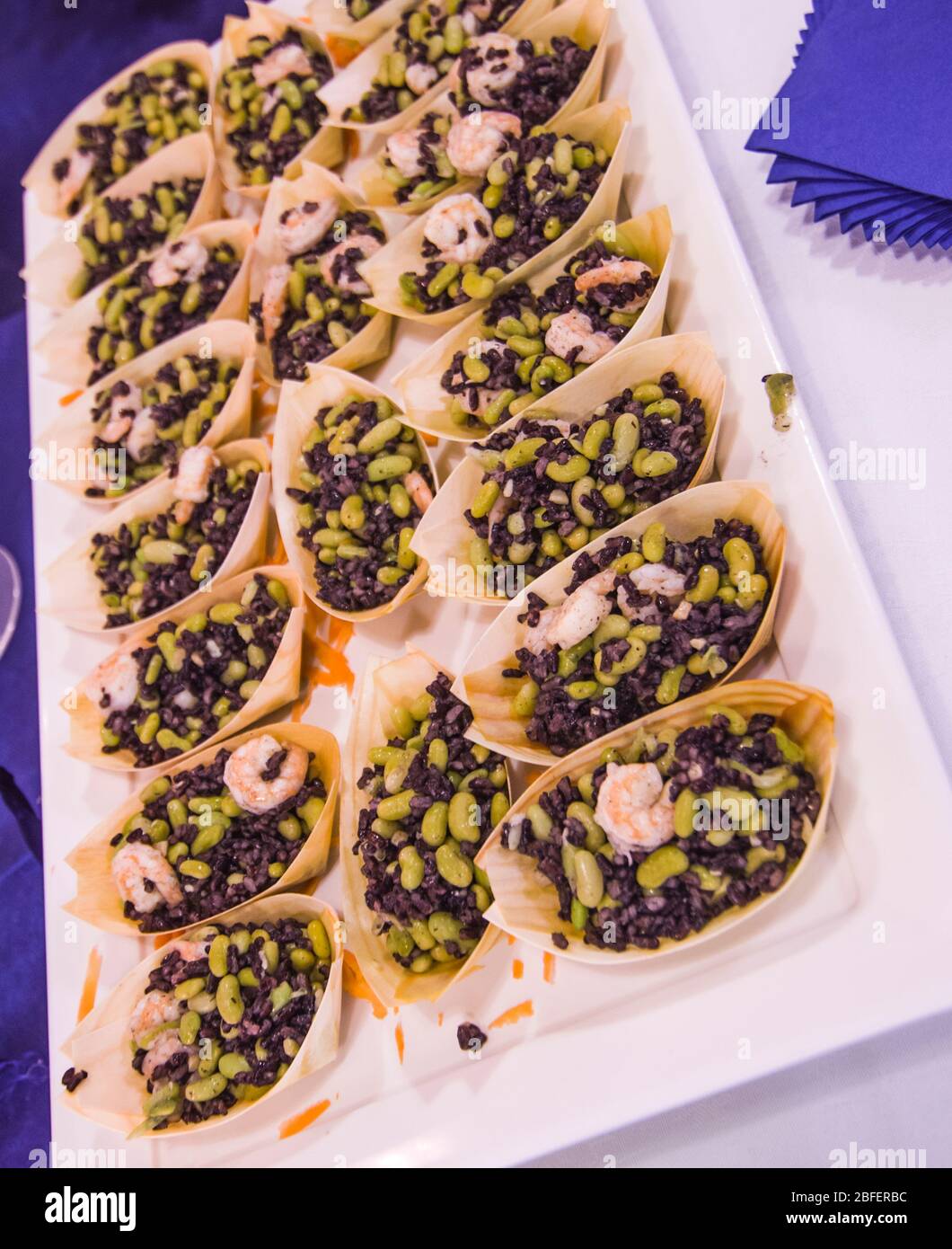 Ideal für Ihre Party, kleine Boote mit schwarzen Bohnen und Garnelen Stockfoto