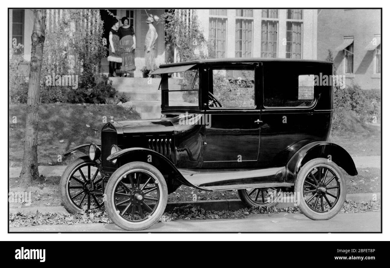 Archiv 1923 Ford Model-T Tudor Sedan-Motorwagen in der Werbeförderung Lifestyle-Situation mit 3 Damen im Gespräch vor einem gehobenen Haus mit Auto im Vordergrund Stockfoto