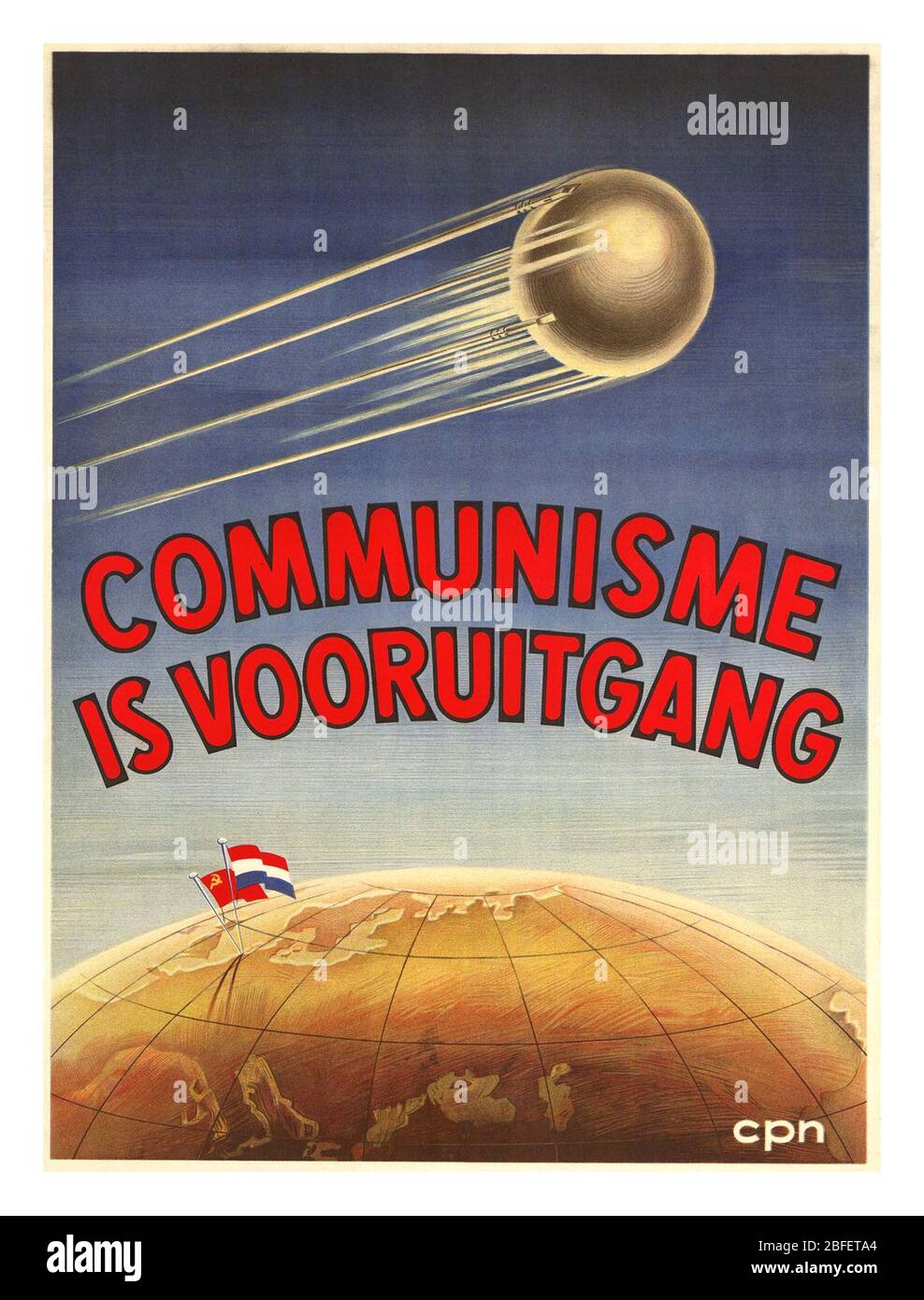 KOMMUNISMUS NIEDERLANDE Jahrgang 1950 Propaganda Poster 'Kommunismus ist Fortschritt' Kommunistische Partei der Niederlande, CPN (1957) mit einer Spaceumrakete vom typ sputnik, die durch den Weltraum rast Stockfoto