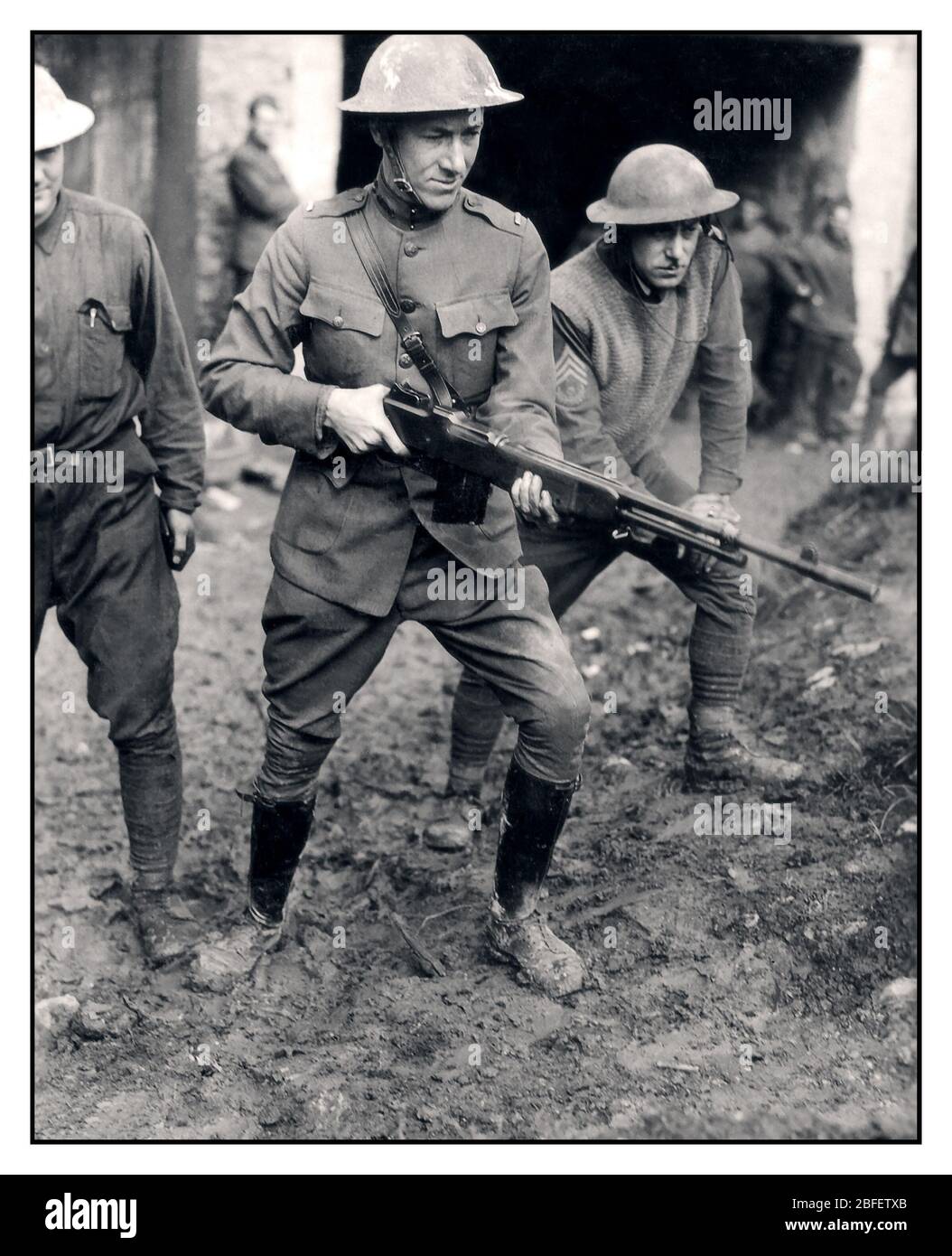 Jahrgang 1918, WW1, Second-LT. Val A.-Browning 79th-Division demonstriert die neue Browning Automatic Rifle BAR in Thillombois Frankreich, die sein Vater entworfen hat, erster Weltkrieg Stockfoto