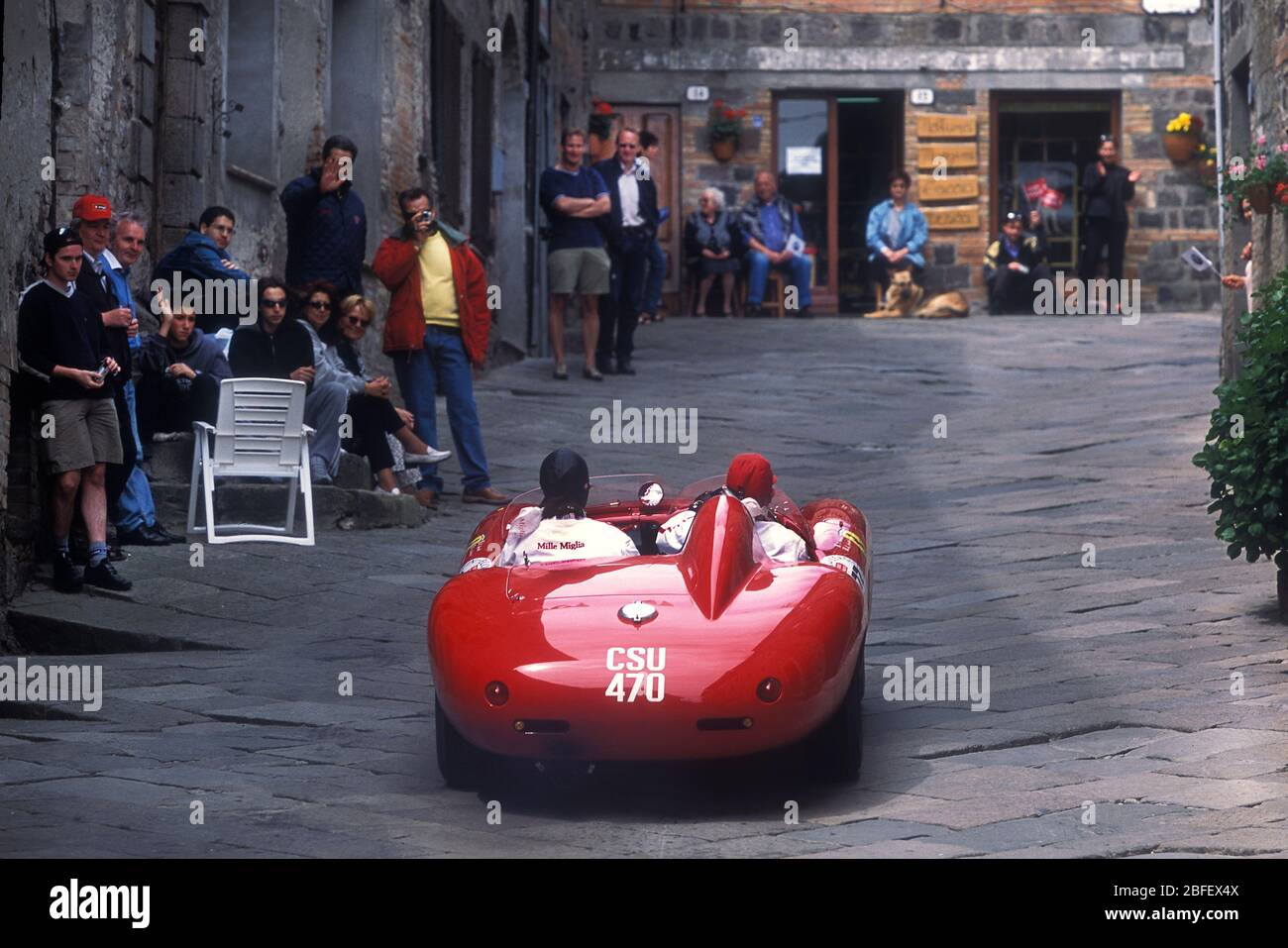 Maserati historischen Rennwagen fahren in Urbino auf der 2001 Mille Miglia . Stockfoto