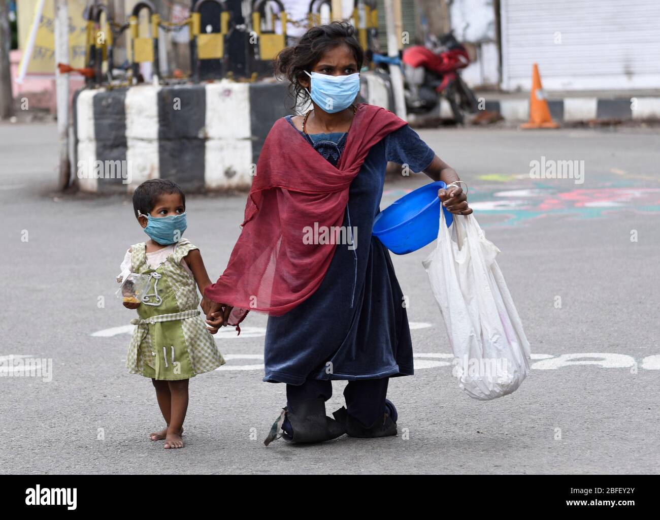 Guwahati, Assam, Indien. April 2020. Eine obdachlose Frau mit ihrem Kind, das eine Gesichtsmaske trägt, während der landesweiten Sperre, um die Ausbreitung des Coronavirus zu verhindern, in Guwahati. Kredit: David Talukdar/ZUMA Wire/Alamy Live News Stockfoto