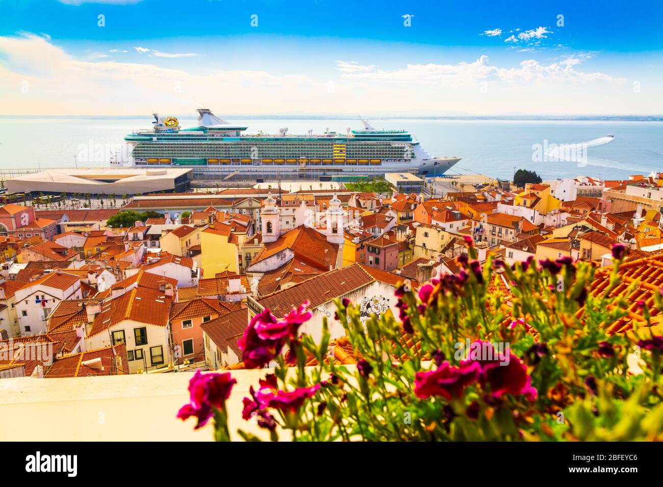 Blick auf das Miradouro de Santa Luzia über das Viertel Alfama und den Fluss Tejo in Lissabon, Portugal Stockfoto