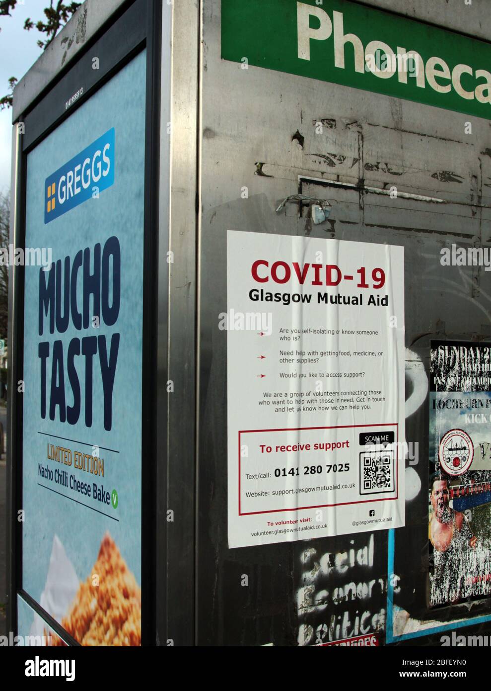 Ein Poster, das Informationen über die lokale Hilfe in Glasgow während der Coronavirus- und Covid-19-Pandemie gibt, die durch Großbritannien wütet. April 2020. ALAN/WYLIE/ALAMY© Stockfoto