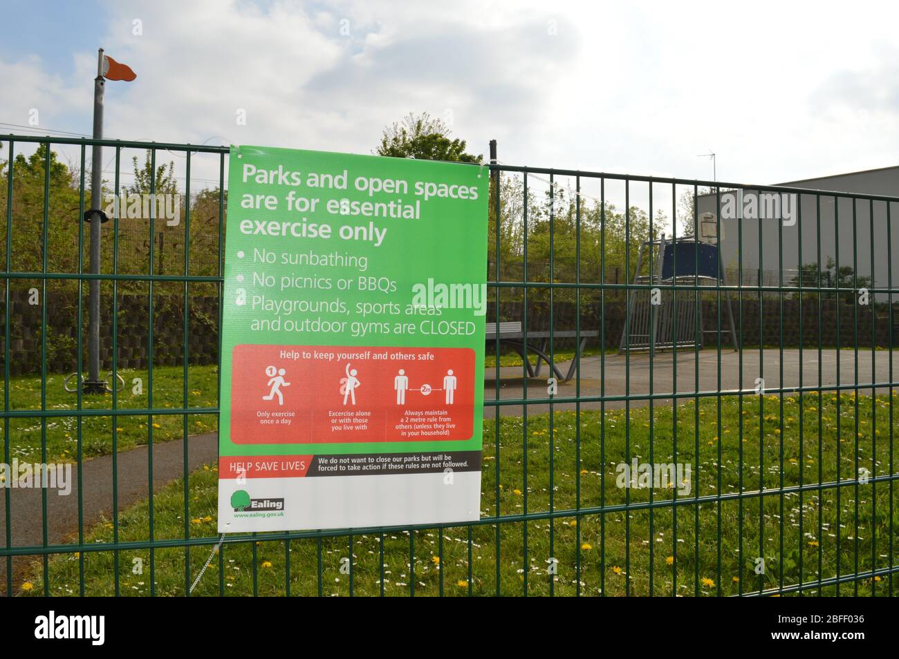 London, Großbritannien. 18. April 2020. Geschlossener Park wegen COVID-19 in Ealing mit Beschilderung, die die Richtlinien und Einschränkungen der britischen Regierung bekannt gibt. Stockfoto