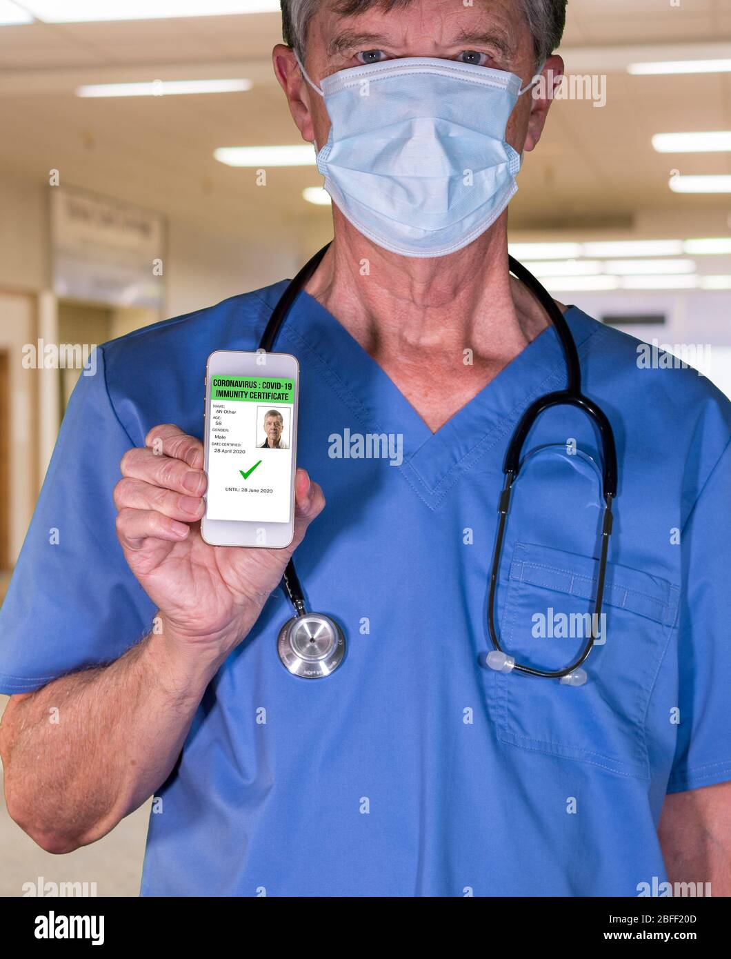 Männliche Arzt Konzept der Immunitätsprüfung und Zertifizierung auf Smartphone-App, um Menschen zu ermöglichen, nach negativen Test wieder an die Arbeit gehen Stockfoto