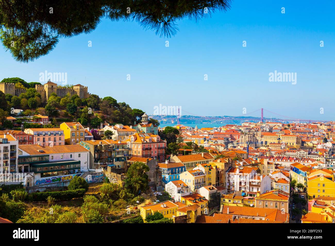 Panorama der Altstadt von Lissabon vom Aussichtspunkt Miradouro da Graca aus gesehen, Portugal Stockfoto