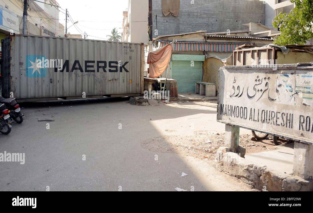 Pakistan. April 2020. Ansicht der geschlossenen Straße durch die Platzierung von Containern in versiegelte Khudadad Kolonie Gebiet aufgrund der Zunahme von Coronavirus positive Fälle als vorbeugende Maßnahme gegen die Ausbreitung des Coronavirus (COVID-19), in Karachi am Samstag, 18. April 2020. Die Zahl der bestätigten COVID-19-Fälle in Pakistan stieg heute auf 7,717, nachdem neue Infektionen im Land bestätigt wurden. Kredit: Asianet-Pakistan/Alamy Live News Stockfoto