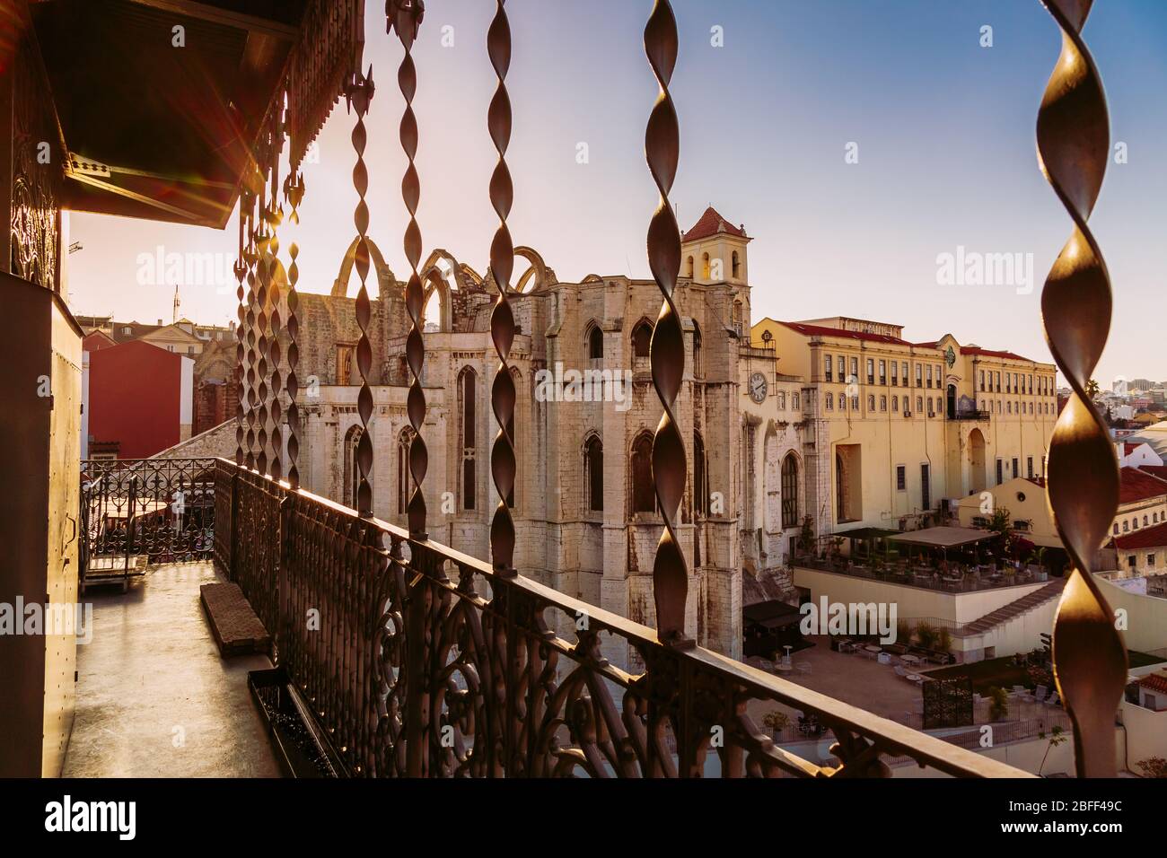 Carmo Kloster Gebäude während susnet vom Santa Justa Lift in Lissabon, Portugal gesehen Stockfoto