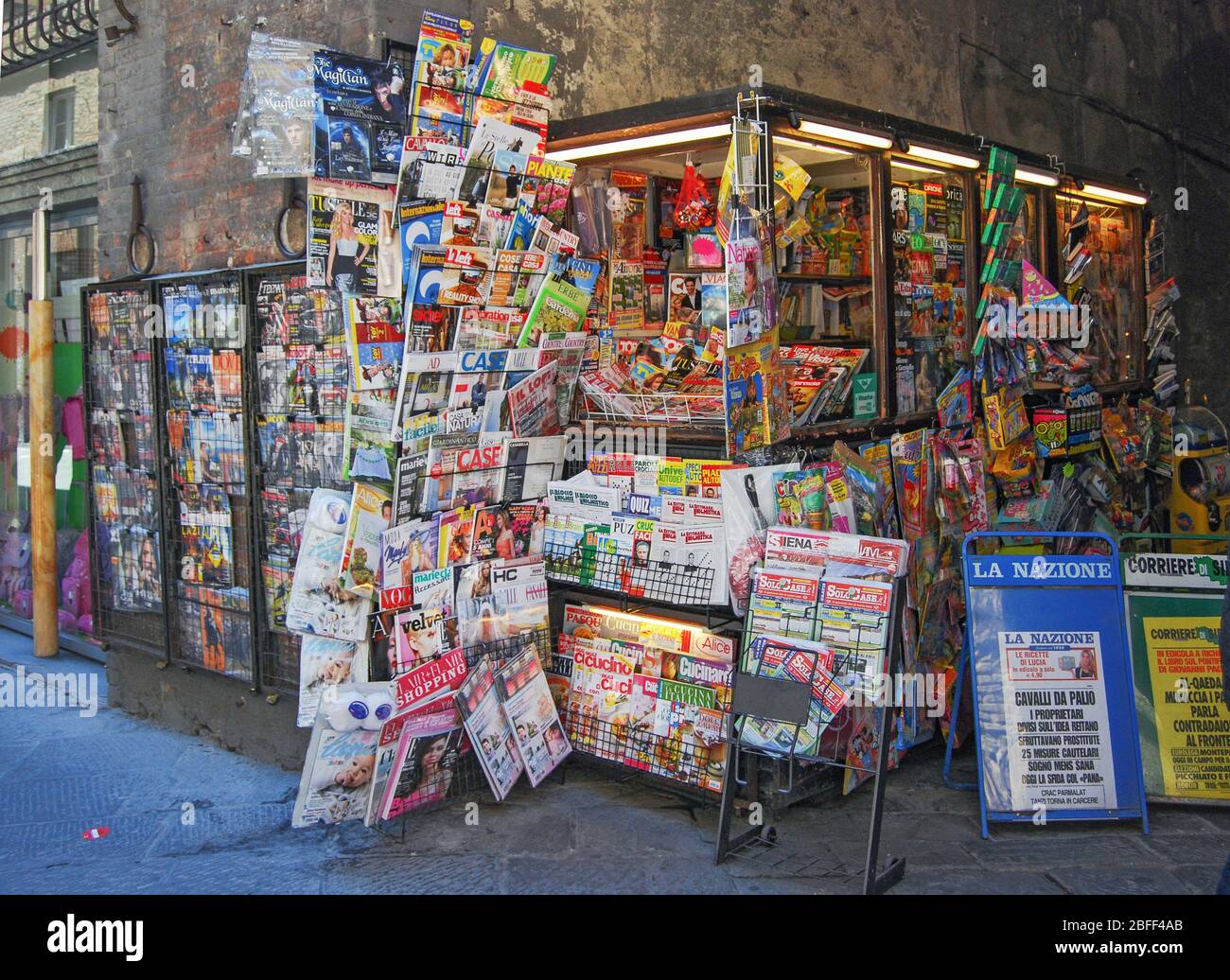 Ein überfüllter Kiosk in Siena, Italien mit mehreren Lesematerial. Stockfoto