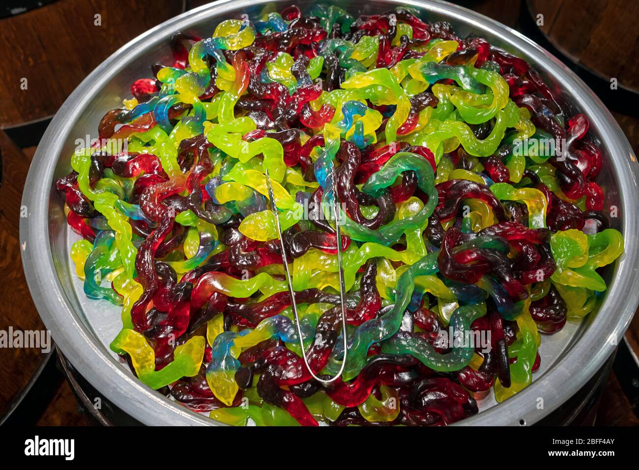 Eine bunte Ausstellung von Gummiwürmern zum Verkauf bei Captain Candy, einem Süßwarenladen am Pfund in der Altstadt von Dubrovnik, Kroatien. Stockfoto
