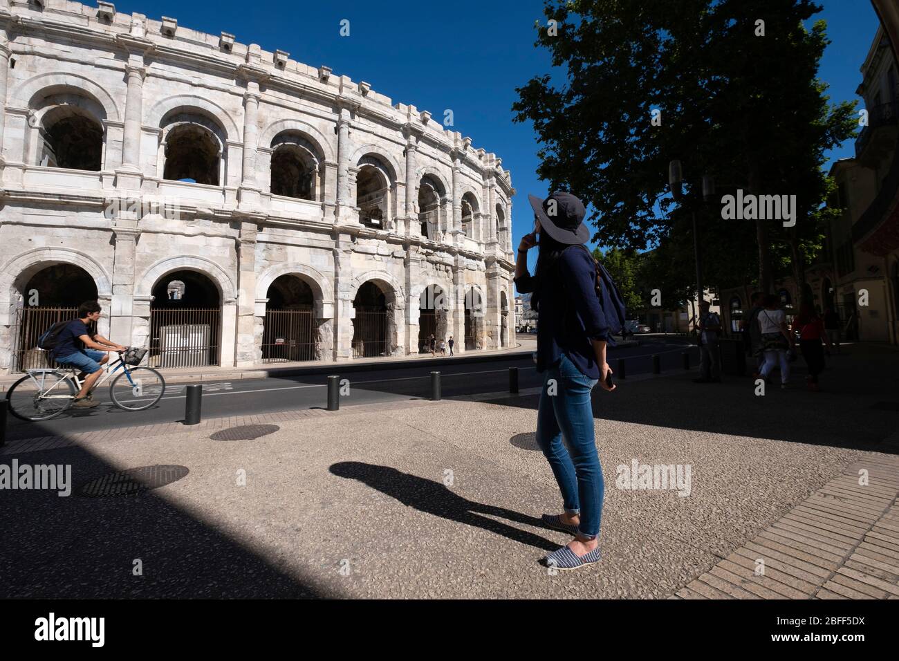 Tourist Blick auf die Arena von Nîmes römischen Amphitheater in Nimes, Frankreich, Europa Stockfoto