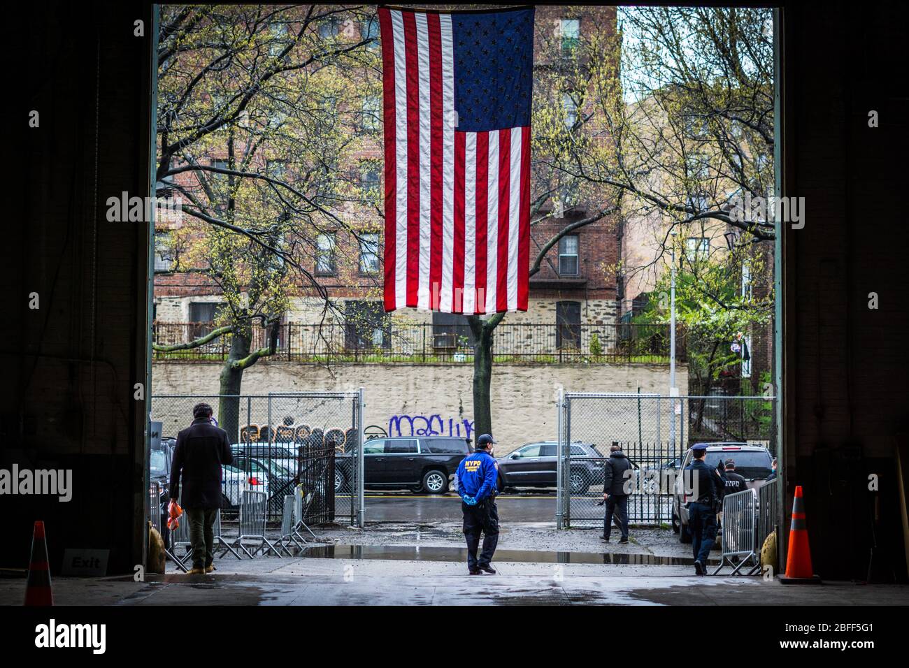 Bürgermeister von Blasio führt durch die Rüstkammer von Kingsbridge, die während der Coronavirus-Krise ein vorübergehendes Lebensmittelverteilungszentrum ist. Stockfoto