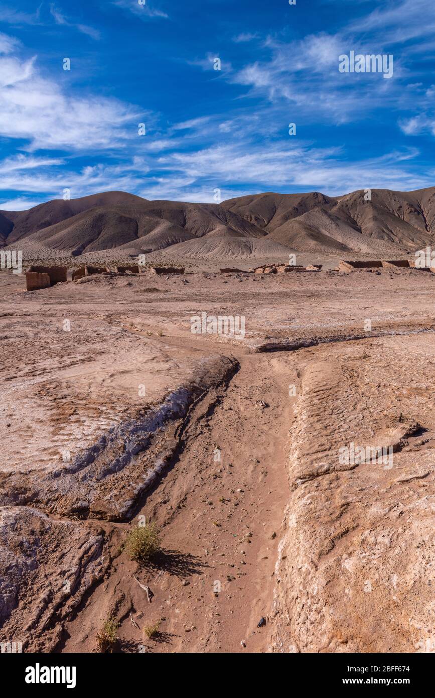 Abgebrühtes und verfallendes Dorf Huaira Huasi auf der N52 in Salar Olaroz, in den hochgelegenen Anden, im Nordwesten Argentiniens, in Lateinamerika Stockfoto