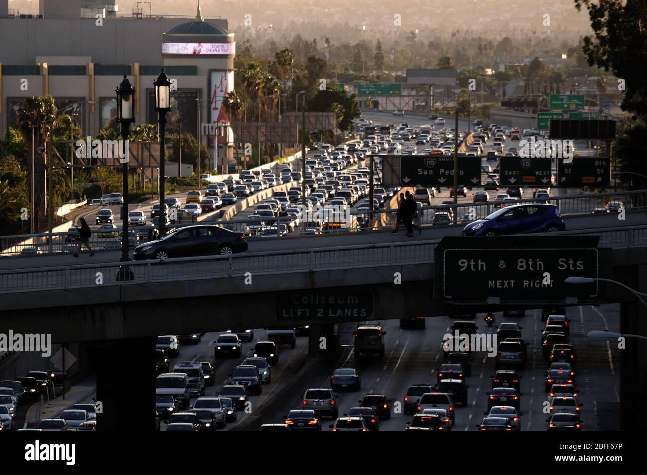 Blick auf den starken Verkehr von Los Angeles auf einem überfüllten 110 Harbor Freeway in der Innenstadt Stockfoto