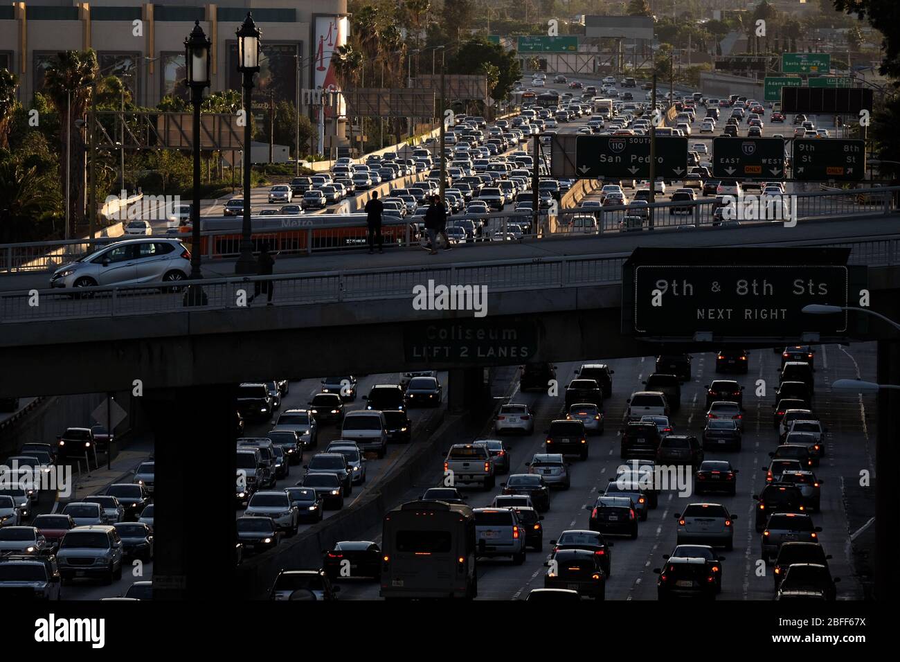 Blick auf den starken Verkehr von Los Angeles auf einem überfüllten 110 Harbor Freeway in der Innenstadt Stockfoto