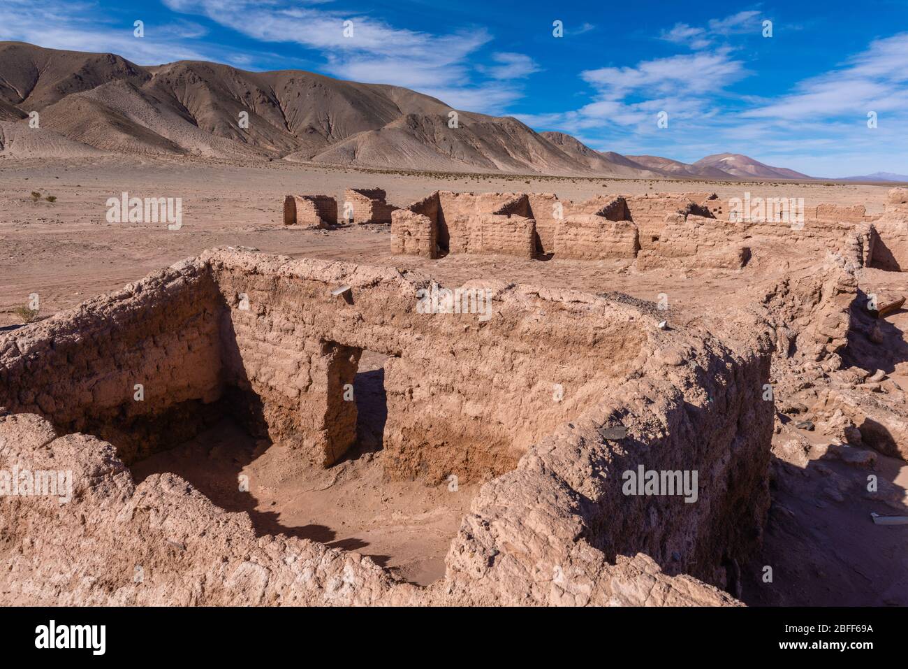 Abgebrühtes und verfallendes Dorf Huaira Huasi auf der N52 in Salar Olaroz, in den hochgelegenen Anden, im Nordwesten Argentiniens, in Lateinamerika Stockfoto