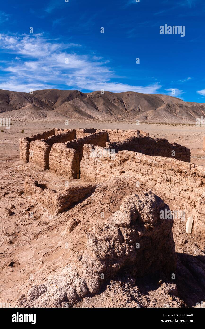 Abgebrühtes und verfallendes Dorf Huaira Huasi auf der N52 in Salar Olaroz, in den hochgelegenen Anden, im Nordwesten Argentiniens, in Lateinamerika Stockfoto