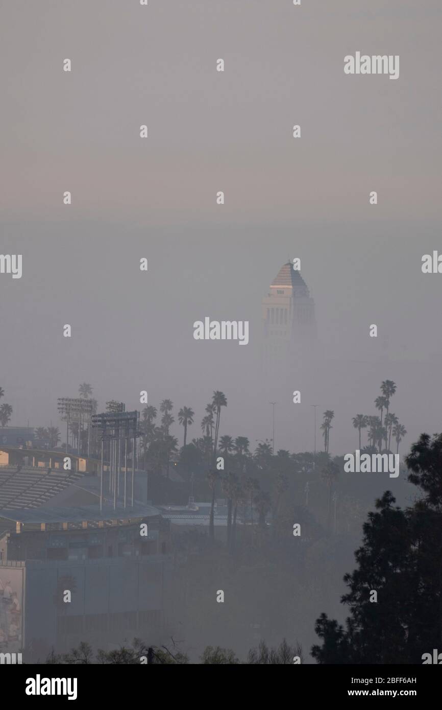 Das Gebäude des Rathauses in Downtown Los Angeles mit einem Teil des Dodger Stadions in einer Aussicht vom Elysian Park an einem nebligen Morgen Stockfoto