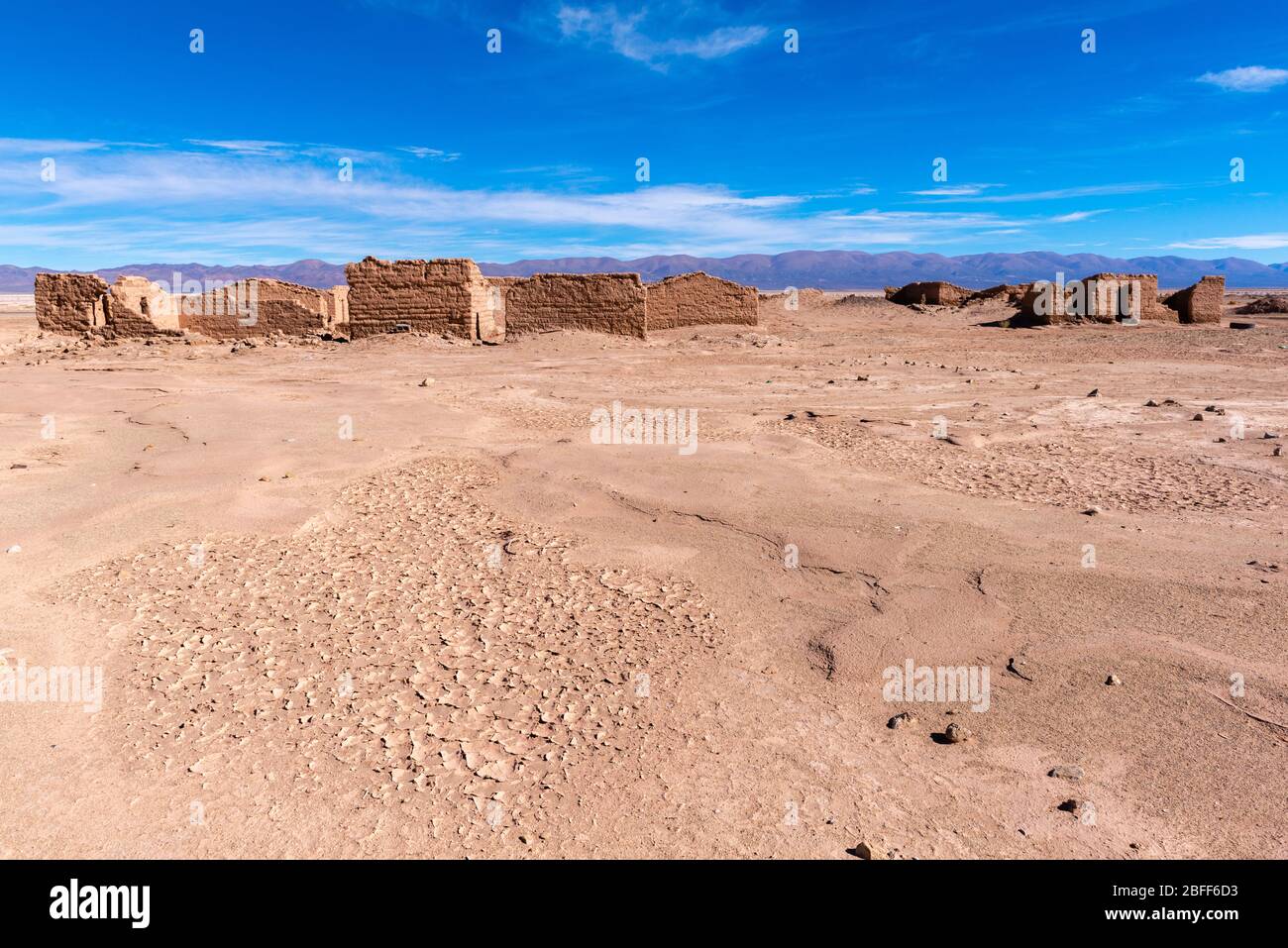 Abgebrühtes und verfallendes Dorf Huaira Huasi auf der N52 in Salar Olaroz, in den hochgelegenen Anden, im Nordwesten Argentiniens, in Lateinamerika Stockfoto